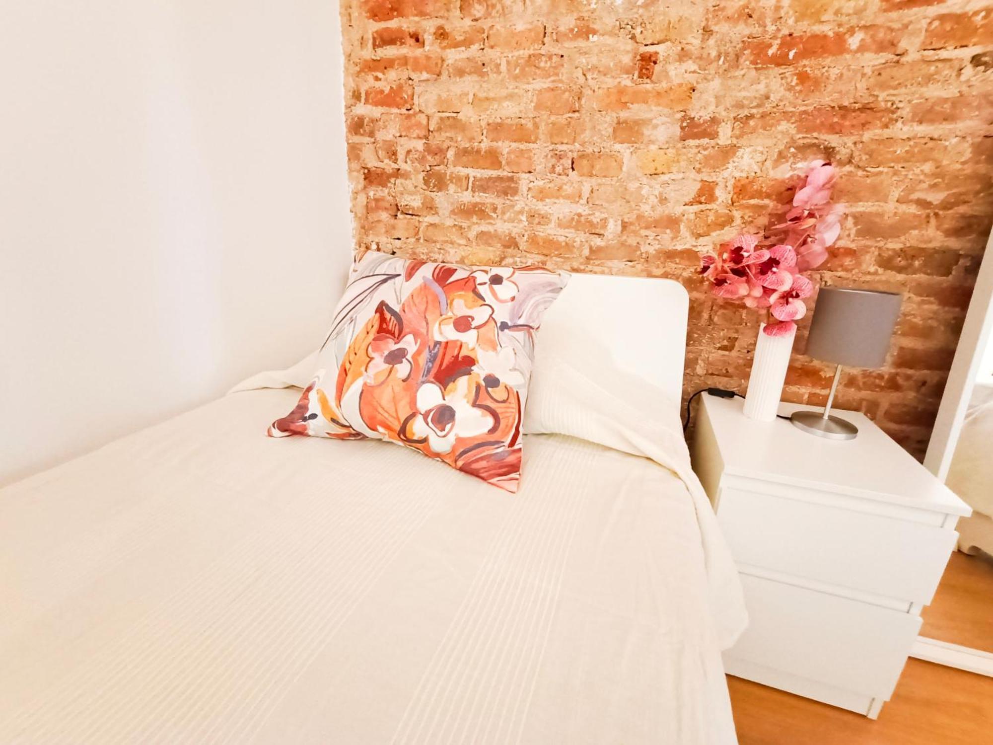 By Universitat Private Rooms برشلونة المظهر الخارجي الصورة