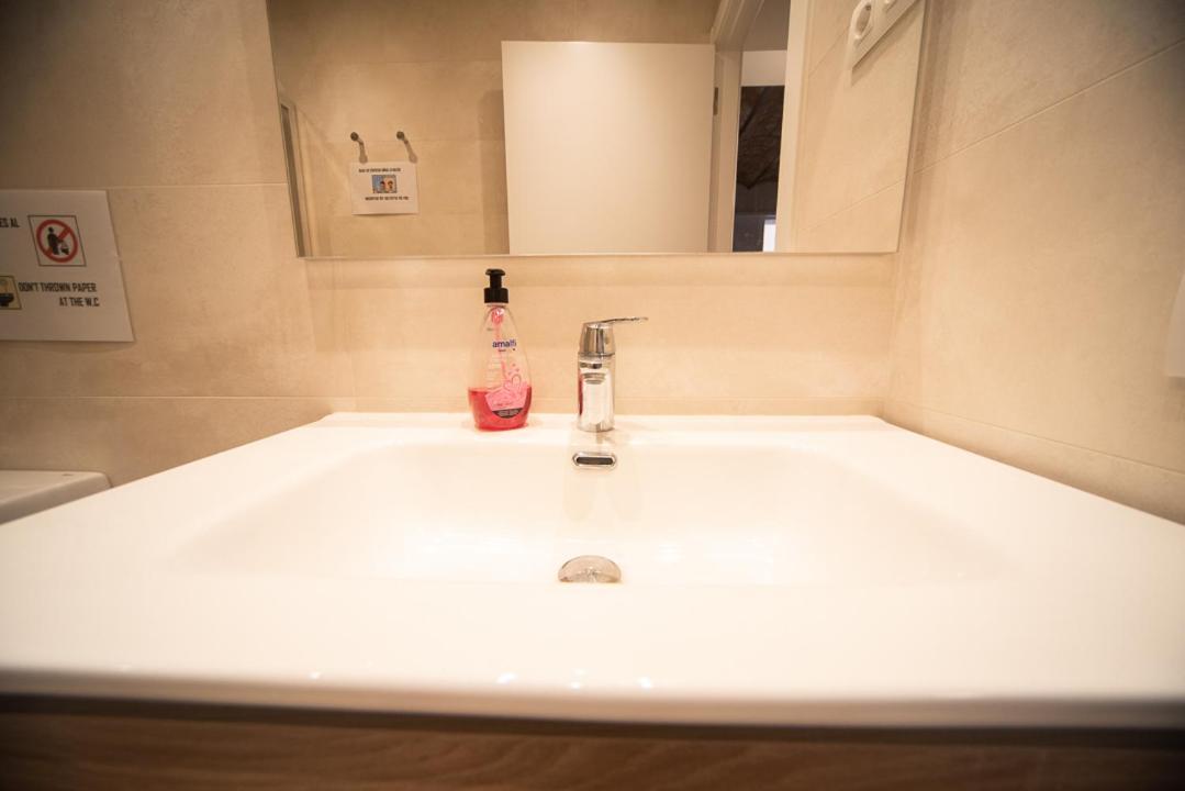 By Universitat Private Rooms برشلونة المظهر الخارجي الصورة